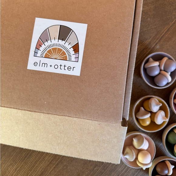 Elm + Otter Montessori wooden toy sorting set with wooden cups, balls, acorns - Picture 3 of 5